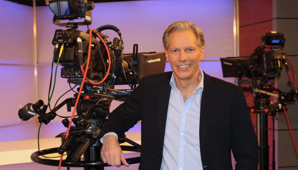 TV-Moderator Sascha Oliver Martin im Fernsehstudio